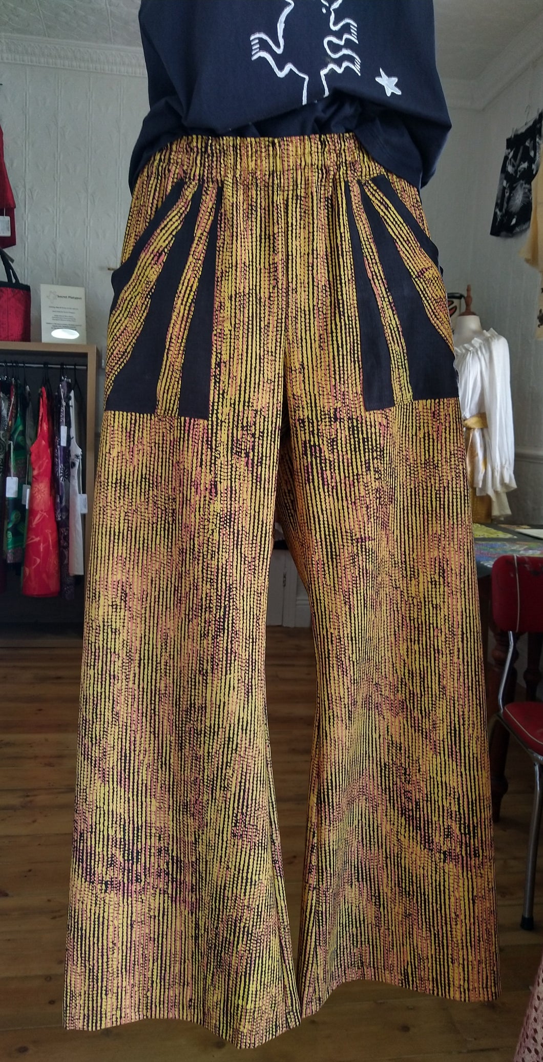 Pants with funky pockets: Size: Medium Title: Pwoja
